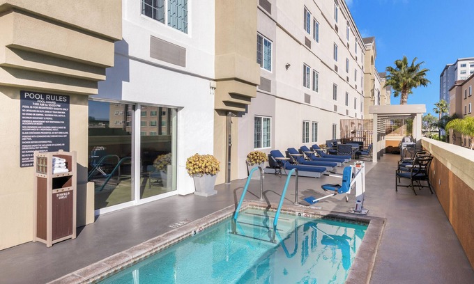 Anaheim Resort Hotel | Anaheim Family Escape! 2 Units w/ Pool, Laundry, Gym & Near Disneyland!