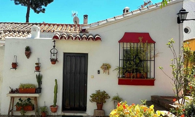 Urbanización Pinos Verdes Casa | Andalusian-Style House w Patio 10min Beach Walk