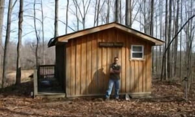 Heidelberg Cabina | Anderson House - Anderson Cabin small single floor cabin that sits on a hill
