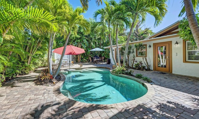 Holmes Beach Casa | Anna Maria Island Edgewater Bungalow