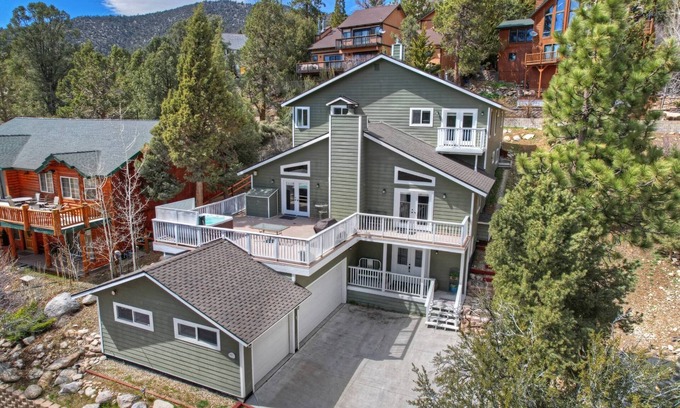 Whispering Forest Cabina | Antelope Mountain Retreat by Destination Big Bear: Open Concept! HOT TUB! Rock Fireplace! Pool Table + Foosball!