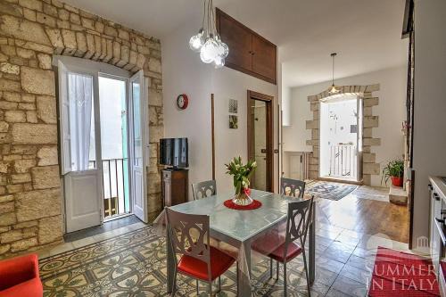 Turi Apartamento | Antiche Mura Apartments "Nel Cuore della Puglia"bivani, cucina, terrazzo