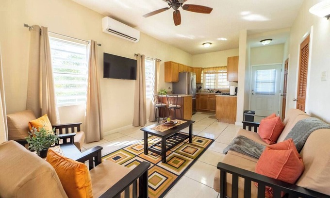 Dickenson Bay Apartamento | Antiguan City and Sea Escape