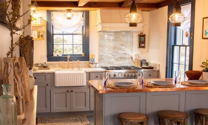 West Barnstable Casa | Antique Cape Cod Home in W. Barnstable