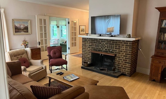 Billings Casa | Antique Charm by Hospital and Parks