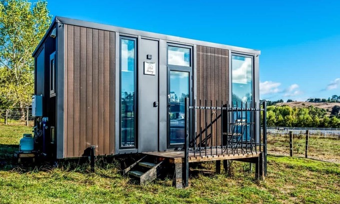 Waitoki Casa | Black Horse Cabin 1 by Tiny Away