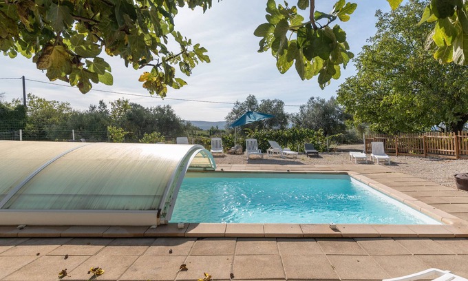 Saint-Sauveur-de-Cruzieres Apartamento | Apartamento 'Gîte 3 - Lavande' con vistas al lago, piscina compartida y Wi-Fi