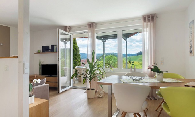 Furtwangen Apartamento | Apartamento 'Furtwangen' con vistas a la montaña, terraza privada y Wi-Fi