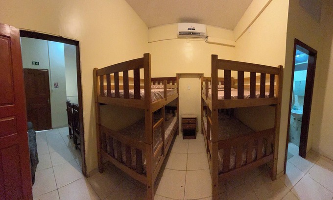 Maracangalha Apartamento | Apartamento con dos triliches en el dormitorio integrado con sala de estar y cocina.
