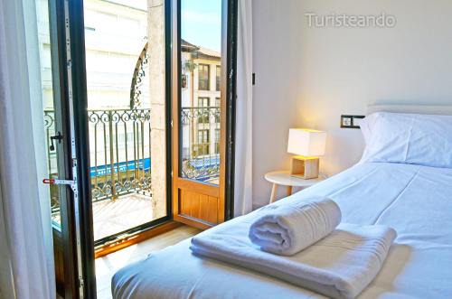 San Vicente de la Barquera Apartamento | Apartamento Llerandi 2B - Totalmente reformado y con balcón al corazón de San Vicente de la Barquera