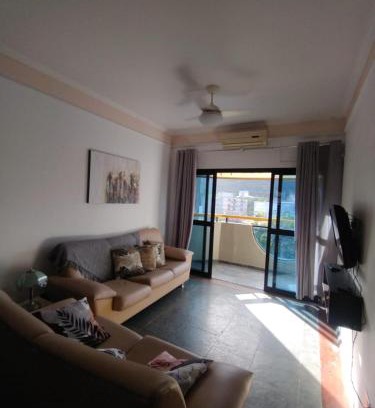 Vila Julia Apartamento | Apartamento Enseada Beira Mar com sacada