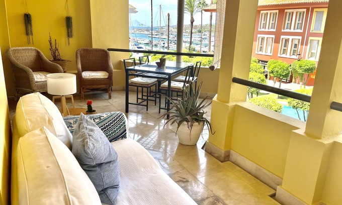 Sotogrande Apartamento | Apartamento junto al mar con increíbles vistas y amplia terraza en Sotogrande