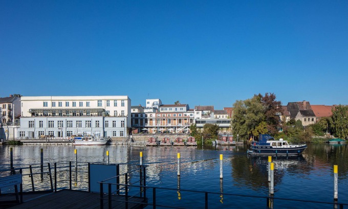 Brandenburg an der Havel Apartamento | Apartment am Wasser mit Hausfloß und Sauna zur Dauermiete