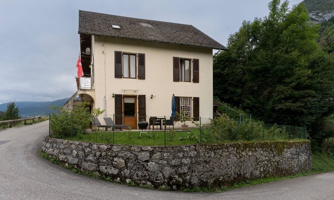 Saint-Pierre-d'Entremont Apartamento | Apartamento 'La Sabaudia En Chartreuse' con vistas a la montaña, terraza privada y Wi-Fi