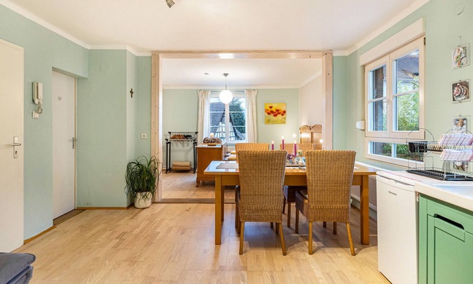 Radolfzell am Bodensee Apartamento | Apartment 'Künstler-Ferienwohnung KARKER' with Mountain View Wi-Fi