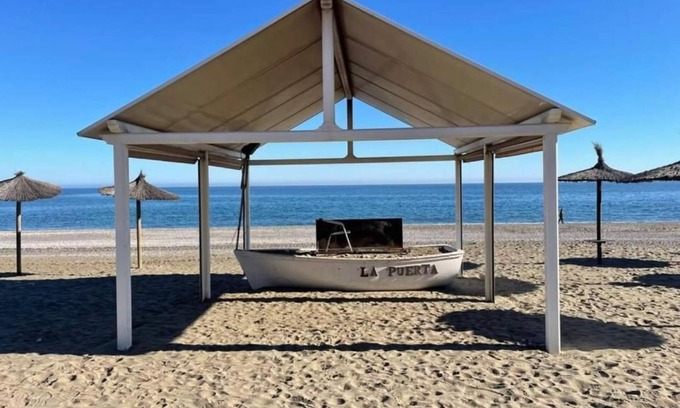 San Luis de Sabinillas Apartamento | Apartment 'Sabinillas Front Line Beach' with Shared Pool, Wi-Fi and Air Conditioning