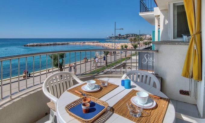 Sant Antoni de Calonge Apartamento | Apartamento en primera línea de playa con vistas al mar y terraza