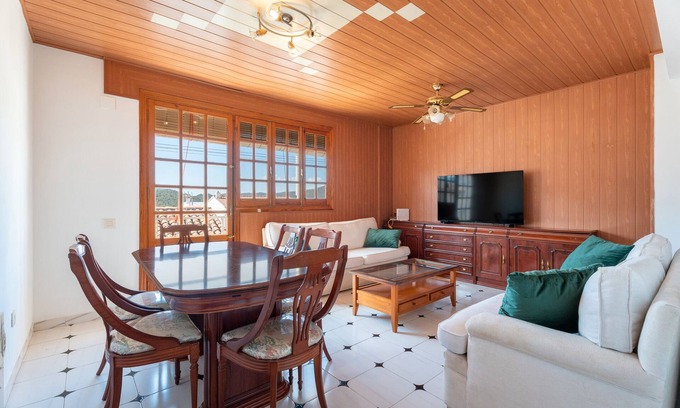 Higueruelas Apartamento | Apartamento 'Ático Casco Histórico Higueruelas' con vistas a la montaña, balcón y Wi-Fi