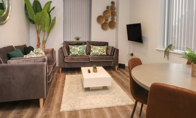 Crosby Apartamento | APARTMENT 1 - CROSBY GARDENS, family friendly in Waterloo, Merseyside