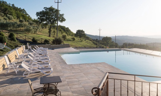 San Presto Apartamento | Apartamento de 4 camas, baño privado y piscina rodeada de vegetación de Asís.