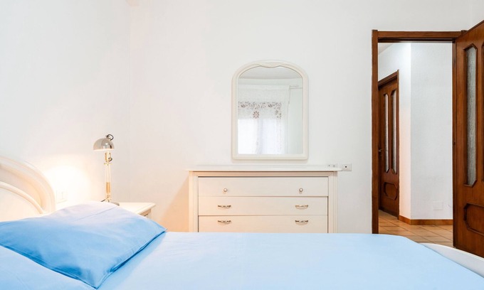 Province of Cagliari Apartamento | Apartamento 'A 10 Minuti Dal Mare' con terraza compartida, Wi-Fi y aire acondicionado