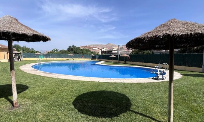 Atarfe Apartamento | Apartamento 'Ágora' con vistas a la montaña, piscina compartida y aire acondicionado