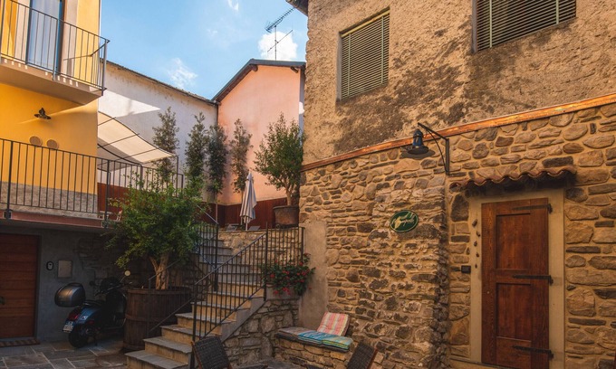 Vassena Apartamento | Apartamento 'Al Molo 5 Suites - bañera de hidromasaje' con vistas al mar, Wi-Fi y aire acondicionado