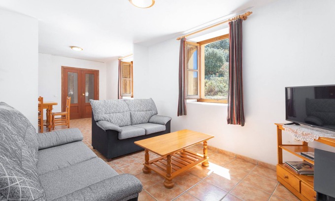 Culla Casa | Apartamento 'Antiga Escola De Molinell' con vistas a la montaña, terraza privada y jardín privado