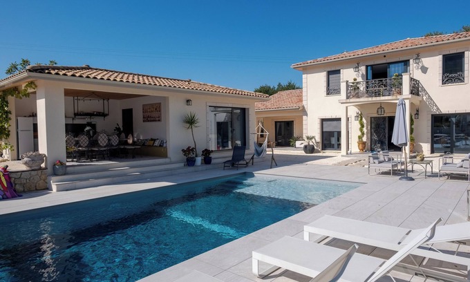 Carsac-de-Gurson Apartamento | Apartamento 'Appartement De Vacances Carsac 3' con piscina compartida, terraza y jardín compartido