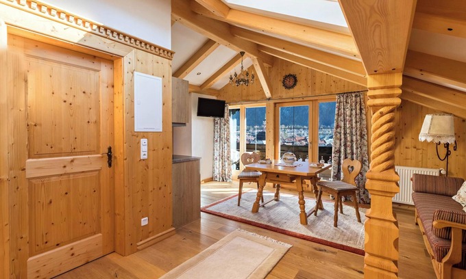Mittenwald Apartamento | Apartamento 'Bergkristall' Cerca del remonte con vistas a la montaña, Wi-Fi y balcón