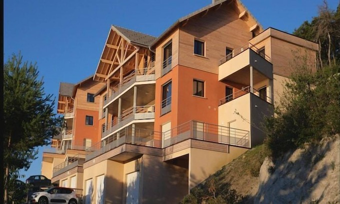 Chorges Apartamento | Apartamento en Lago Serre-Ponçon con Piscina