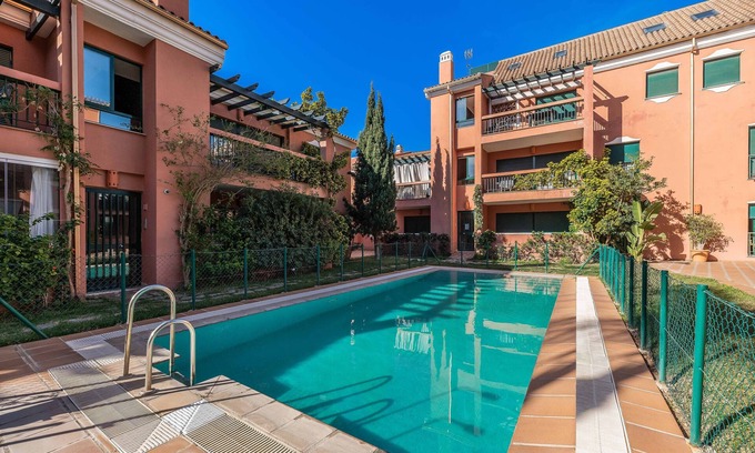 Urbanización Pinos Verdes Apartamento | Apartamento 'Cabopino, Cerca De Todo' con piscina compartida, Wi-Fi y aire acondicionado.