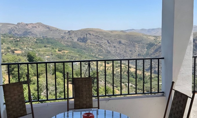 Pitres Apartamento | Apartment 'Chaparra Pitres Apart Atalbéitar' with Mountain Views, Shared Pool and Wi-Fi