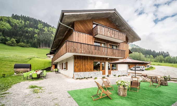 Abondance Apartamento | Apartamento 'Coeur De Charmy' con vistas a la montaña, terraza privada y Wi-Fi
