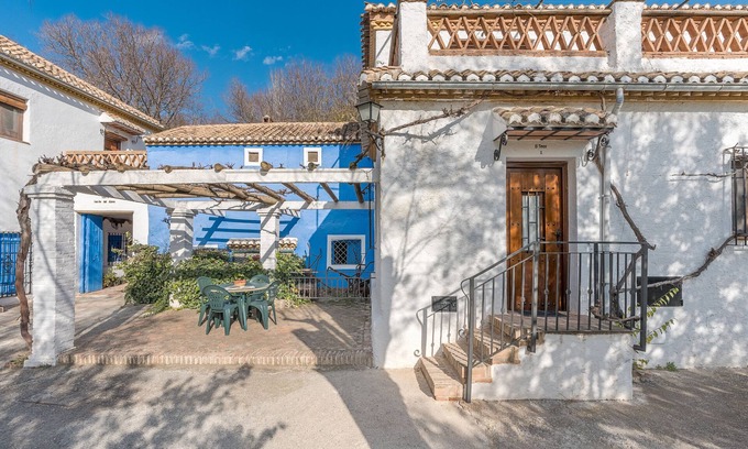 La Zubia Apartamento | Apartamento 'El Tinao' con vistas a la montaña, piscina compartida y Wi-Fi