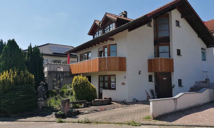 Tiefenbronn Apartamento | Apartamento 'Emmaus' con jardín compartido y Wi-Fi