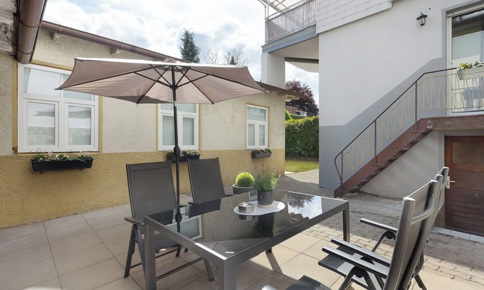 Arnsberg Apartamento | Apartamento 'Erdgechoss' con terraza privada y Wi-Fi