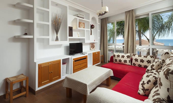 La Cala del Moral Apartamento | Apartamento 'Apartamento Bellamar' con vistas al mar y aire acondicionado