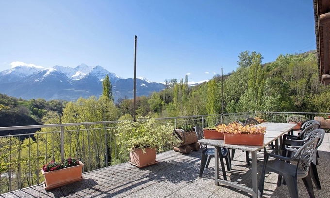 Gignod Apartamento | Apartamento 'Eun Tchì Vo - Gignod' con vistas a la montaña, terraza y barbacoa compartida y Wi-Fi