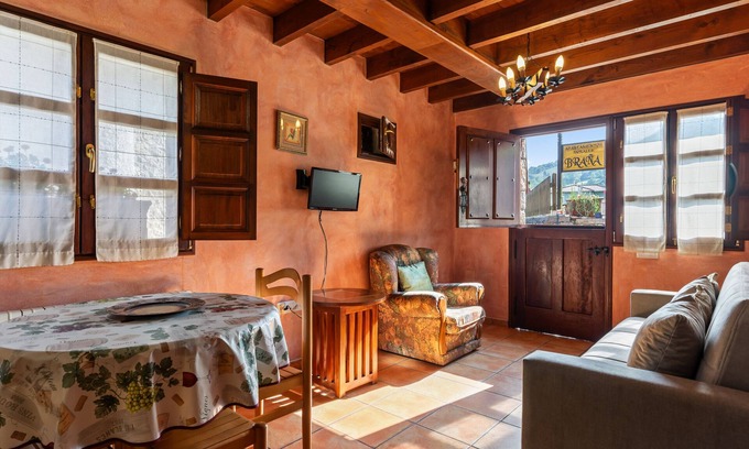 Llenín Casa | Apartamento 'Fana' con vistas a la montaña, jardín privado y Wi-Fi