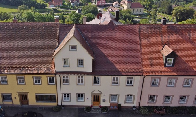 Schrozberg Apartamento | Apartamento 'Ferienwohnung Im Hofratshaus' con vistas a la montaña, terraza compartida y Wi-Fi