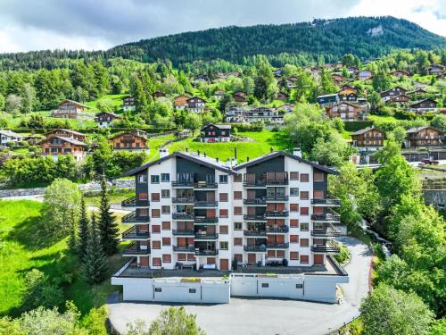 Saint-Pierre-de-Clages Apartamento | Apartment Foret E3 by Interhome