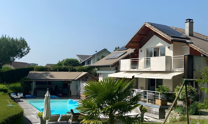 Aix-les-Bains Apartamento | Apartamento 'Au Cœur De La Riviera Des Alpes' con Vista al Lago, Piscina Comunitaria y Wi-Fi