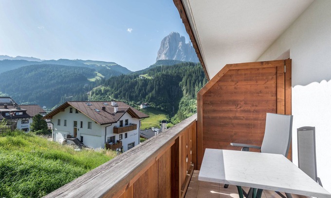 Santa Cristina Val Gardena Apartamento | Apartamento 'Hotel Residence Gardena Stevia 200' con vistas a la montaña, jardín y Wi-Fi