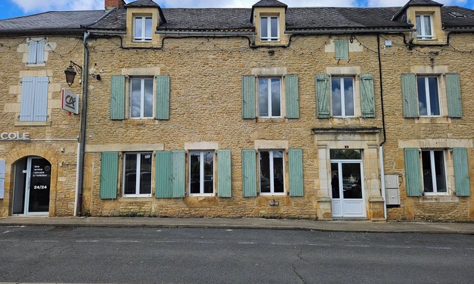 Salignac-Eyvignes Apartamento | Apartment in the heart of the village of Salignac