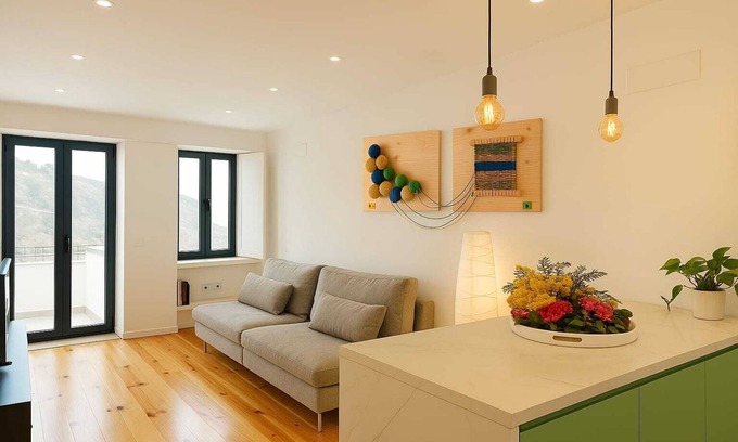 Covilha Apartamento | Apartment in the former working-class neighborhood linked to the wool industry. The bright living room and decor featuring burel pieces evoke the city's history. A fully equipped kitchen, two comfortable bedrooms, and ensure an autentic stay.