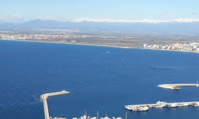 Almadraba-Canyelles Apartamento | Apartamento en villa, 180 ° vista panorámica al mar con terraza y piscina.