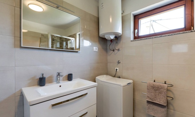 Crno Apartamento | Apartment Issa- Luxury three bedroom apartment with bacony and city view