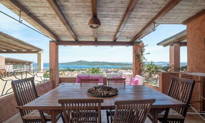 Porto Pozzo Apartamento | Apartamento 'Il Fiordo 28' con vistas al mar, piscina compartida y aire acondicionado