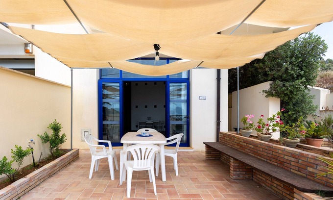 Porto Palo Apartamento | Apartment 'Lara Piano Terra Sul Lungomare' with Wi-Fi and Air Conditioning